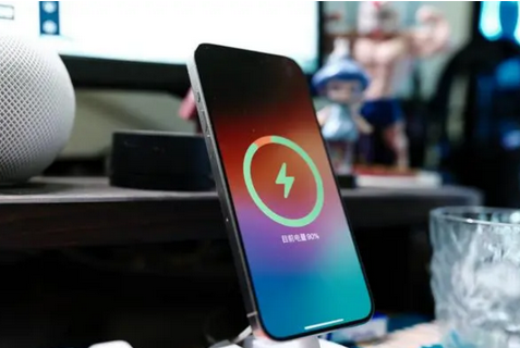 盖州苹果15换屏服务分享用什么充电器给iPhone15充电更好 